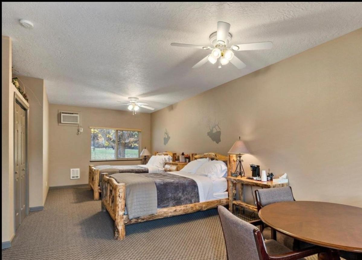 Lowman Southfork Lodge - Riverside Inn מראה חיצוני תמונה